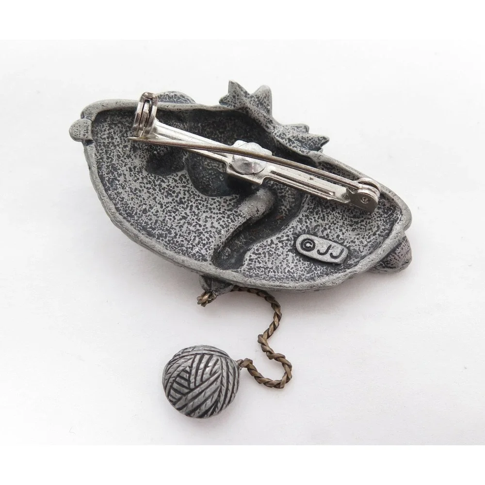 Vintage JJ Jonette Jewellery Kitten Cat‎ In Basket Playing With Wool Brooch Pin